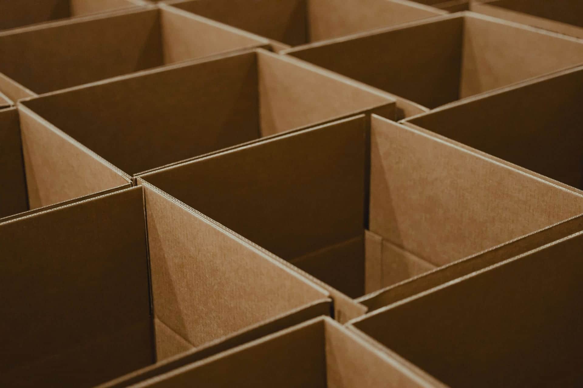 ما هو السن القانوني لاستئجار وحدة تخزين؟